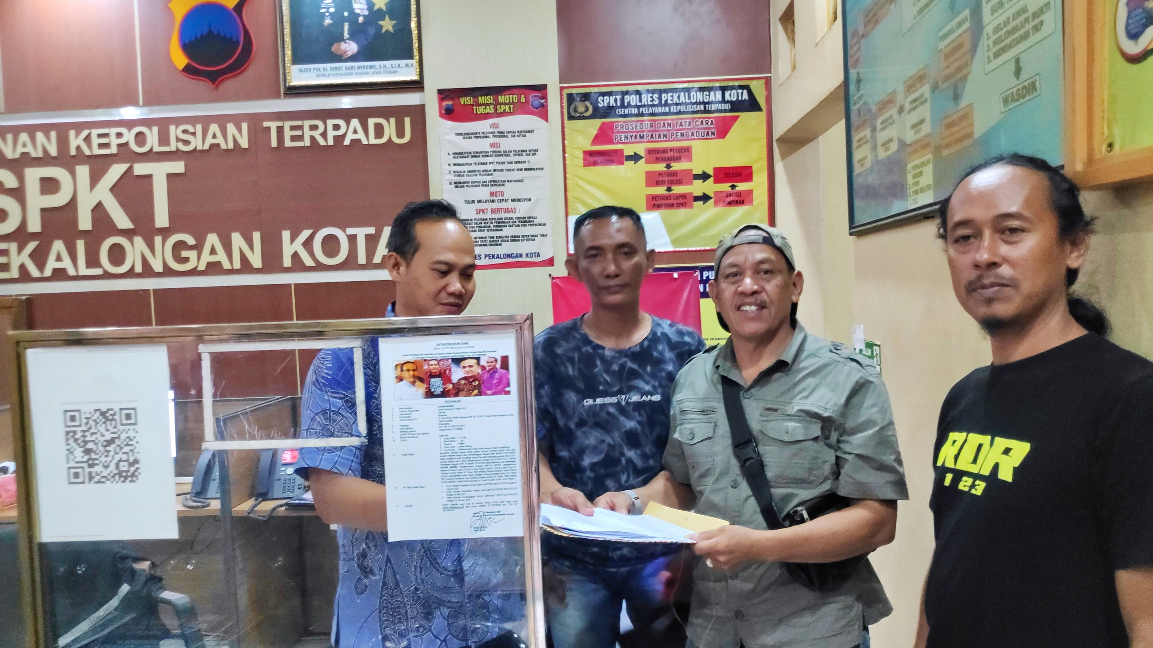LAPORAN - Hadi Prasetyo, warga Desa Tirto, Kabupaten Pekalongan, saat melapor ke SPKT Polres Pekalongan Kota, Rabu (30/4/2025).