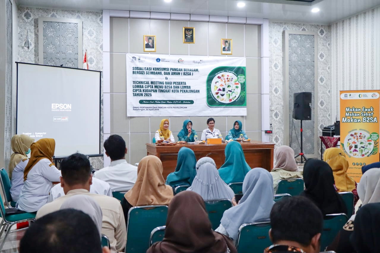 SOSIALISASI - Dinperpa saat menggelar Sosialisasi Pangan B2SA dan Technical Meeting Lomba Kudapan tingkat kota, yang digelar di Aula setempat, Rabu (30/4/2025).