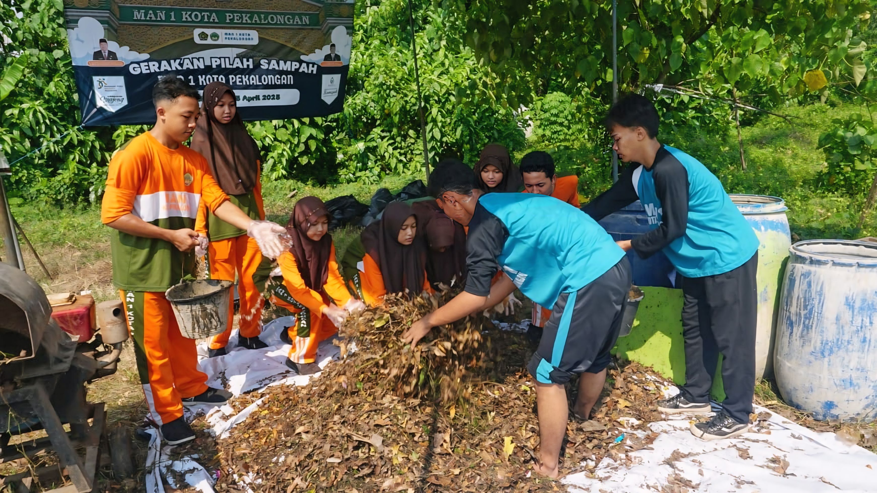 OLAH KOMPOS - Pelajar MAN 1 Kota Pekalongan saat belajar olah kompos dari sampah organik di Sekolahnya.