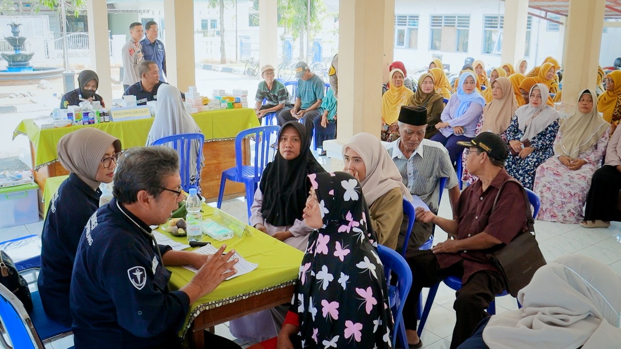 PERIKSA KESEHATAN - Ratusan warga Desa Temuireng Petarukan Pemalang, saat megikuti pemeriksaan kesehatan gratis yang digelar oleh Polres Pemalang, Rabu (30/4/2025).