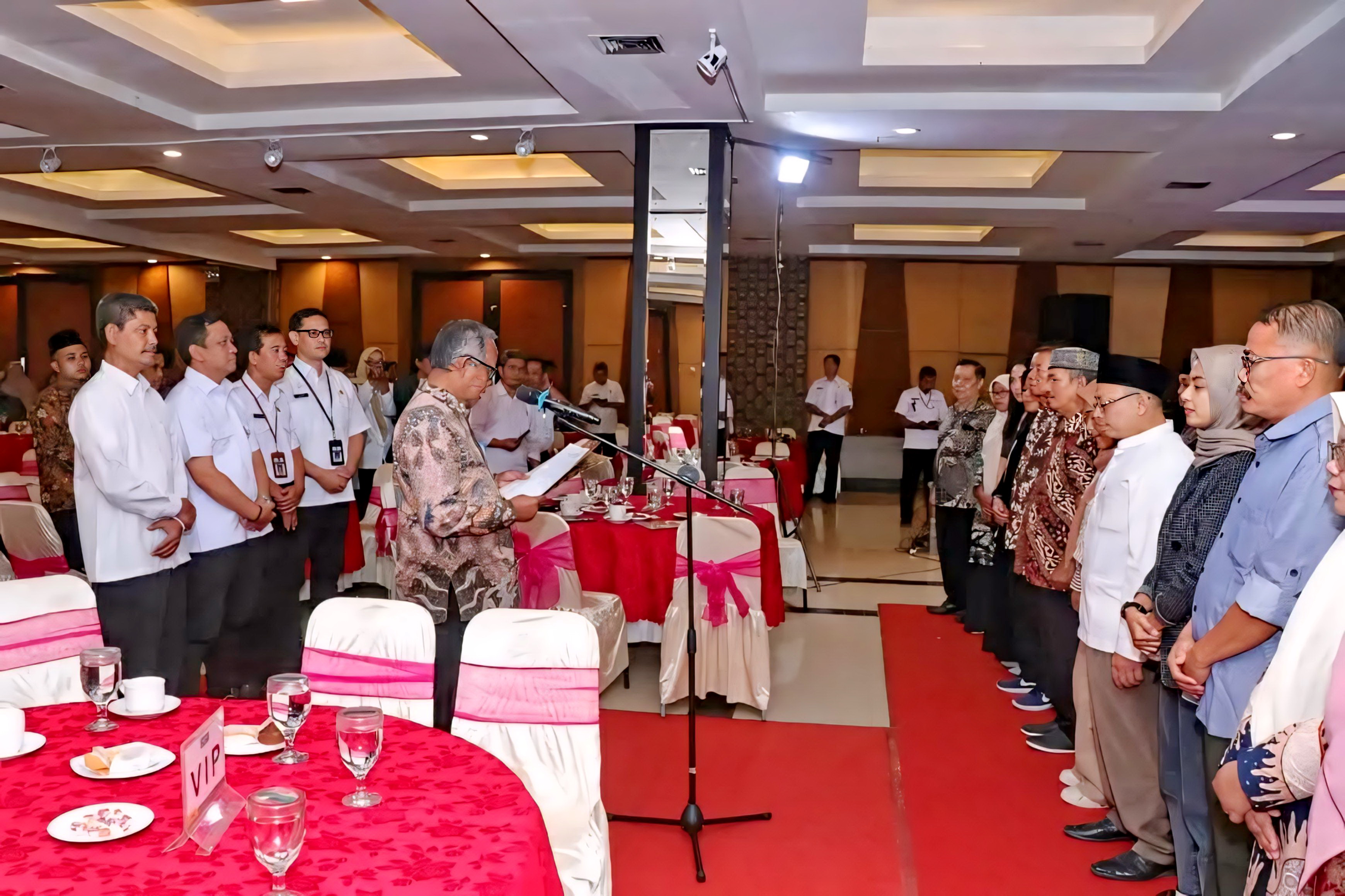 KUKUHKAN - Walikota Pekalongan HA Afzan Arslan Djunaid menghadiri langsung pengukuhan  Komite Sekolah dan Madrasah di Ballroom Hotel Mandarin Parkside, Rabu (30/4/2025).