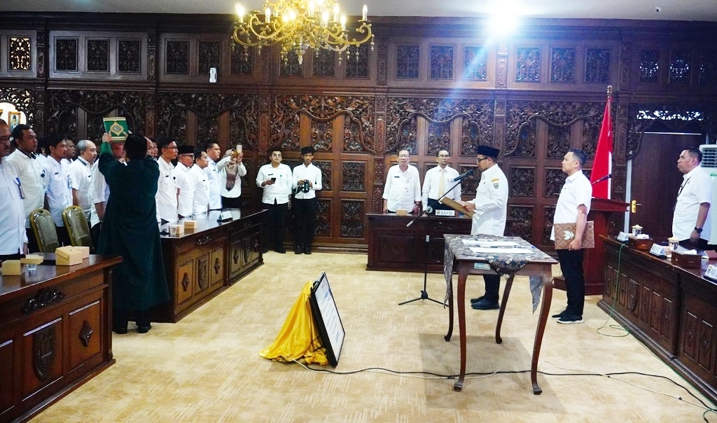 PELANTIKAN: Bupati Batang M Faiz Kurniawan saat melantik para pejabat yang instansinya berubah nama.
