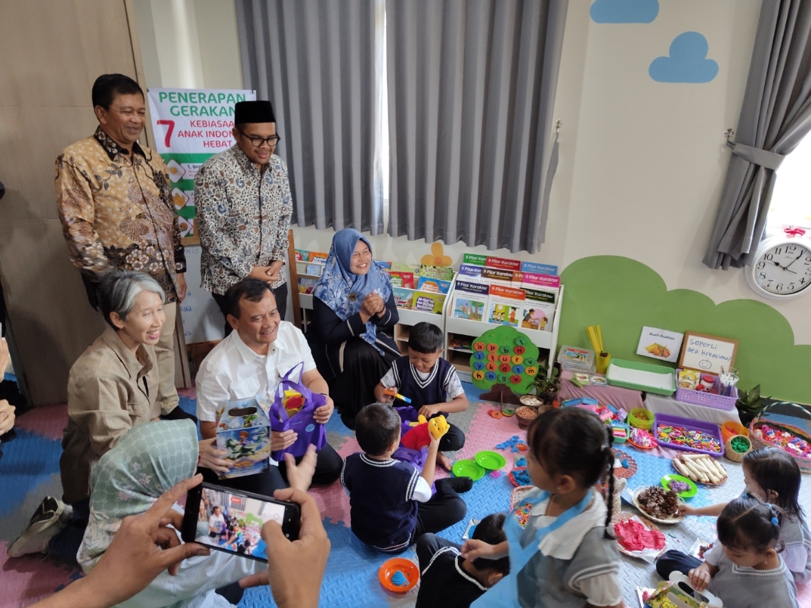 HARI BURUH: Gubernur Jawa Tengah Ahmad Luthfi saat meninjau tempat penitipan anak di Rusun Industropolis Batang.