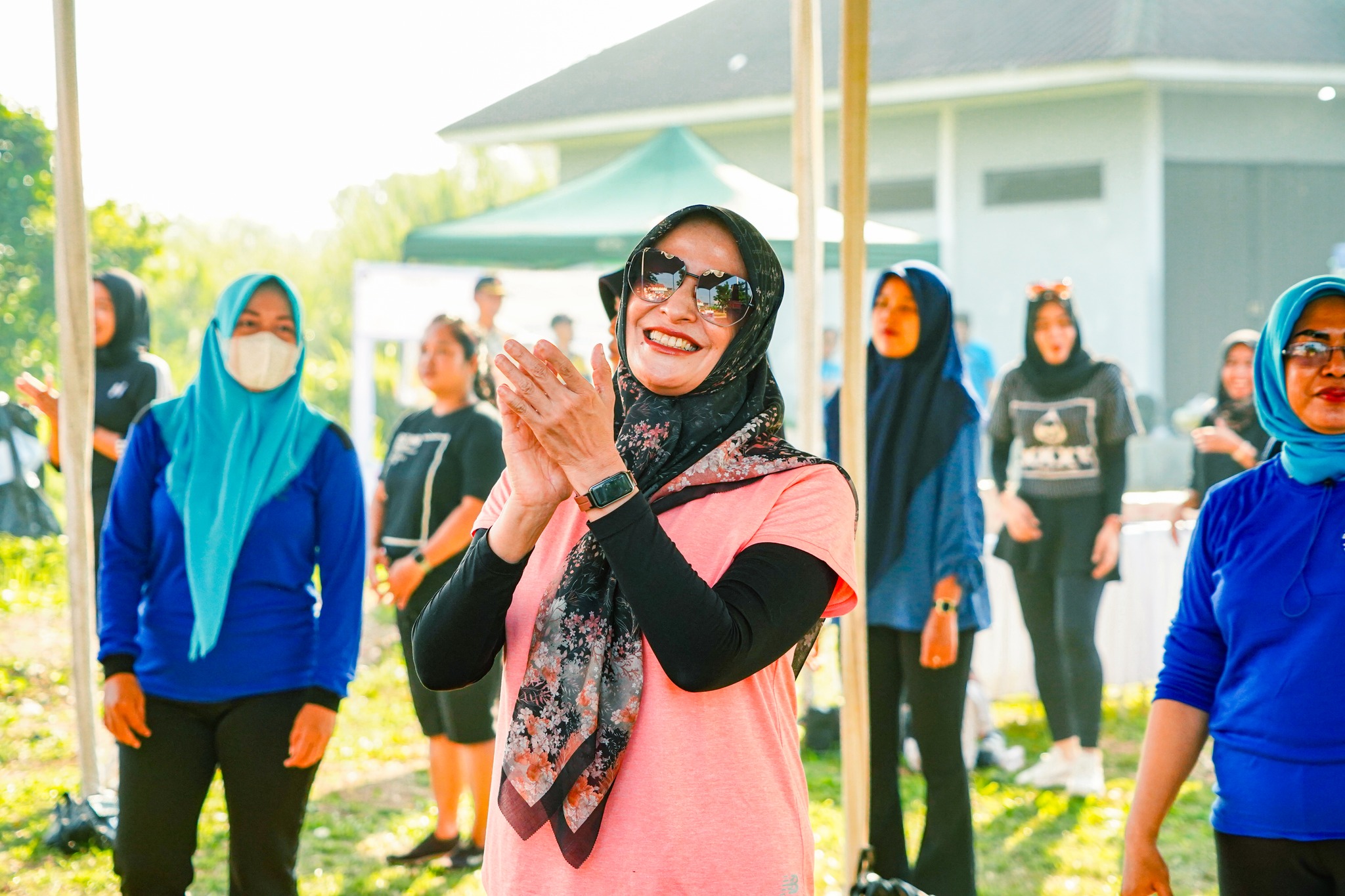 SENAM BERSAMA - Wakil WaliKota Pekalongan Hj Balgis Diab bersama ratusan buruh senam bersama di kawasan Balai Latihan Kerja (BLK) Kota Pekalongan, Kamis (1/5/2025