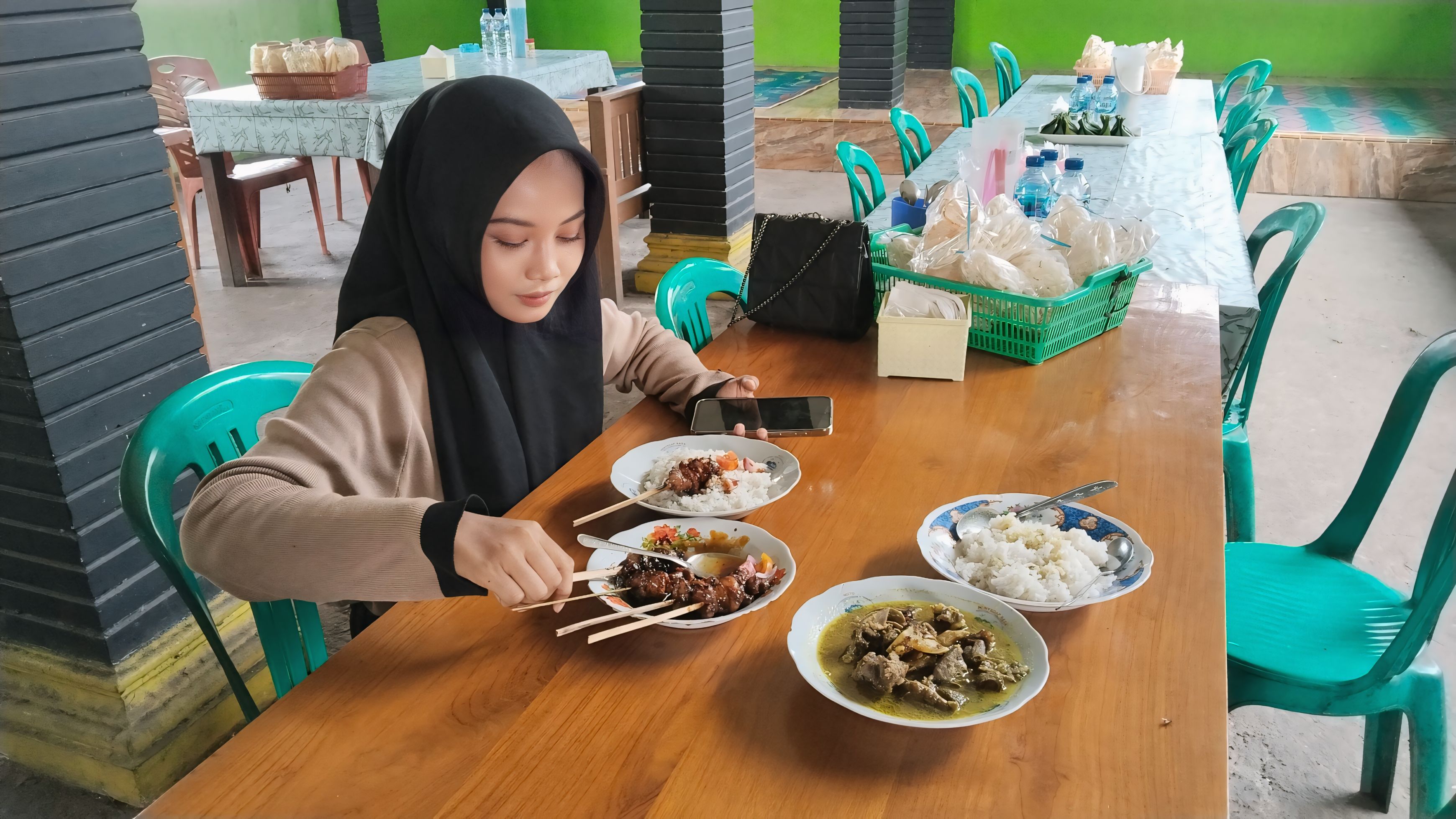 SANTAP -Salah satu pengunjung warung Raja Sate Murah saat akan menyantap sajian utama.