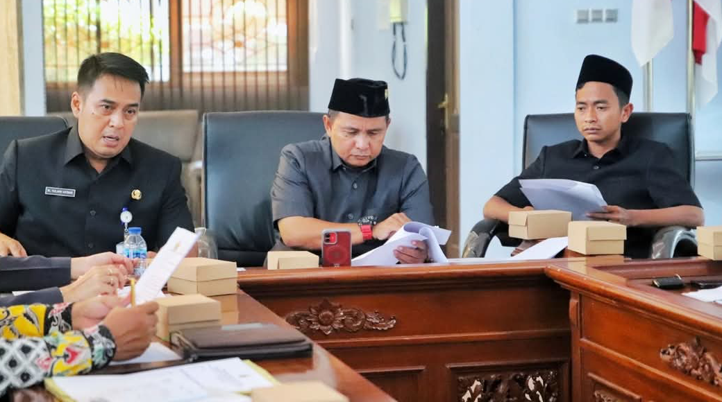 HAJI: Komisi D DPRD Kabupaten Pekalongan saat rapat persiapan teknis keberangkatan calon jemaah haji, Rabu (30/4/2025).