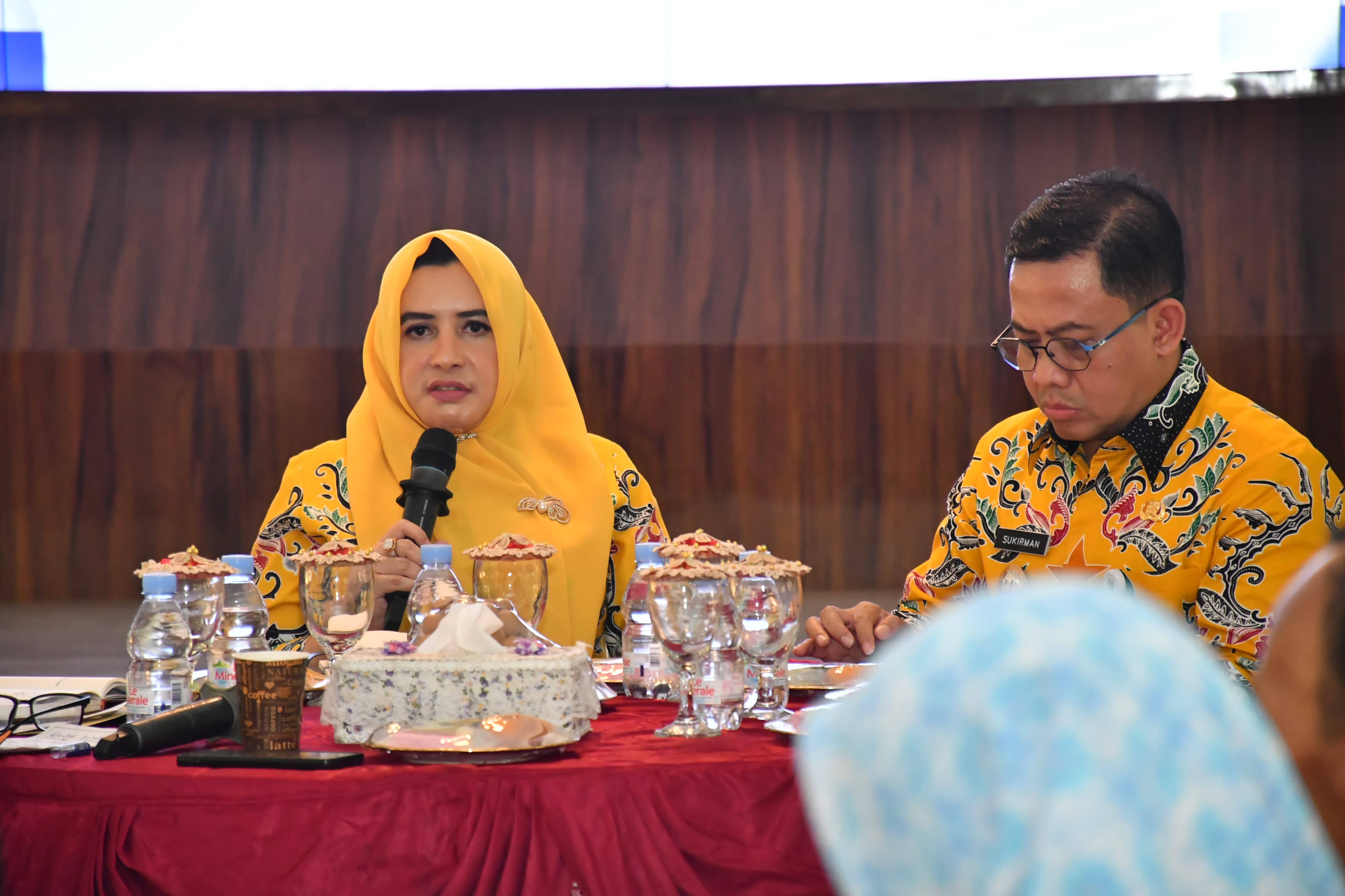 SERIUS: Bupati Pekalongan Fadia Arafiq saat memimpin rapat dinas membahas sejumlah isu penting, di Aula Sekretariat Daerah, Rabu (30/4/2025).