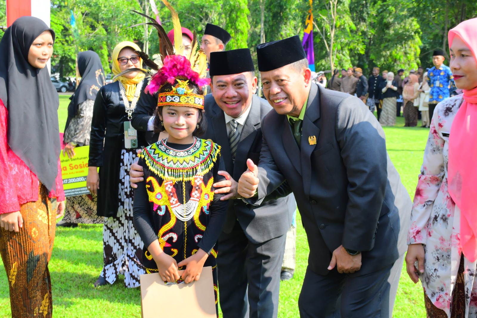 HARDIKNAS: Wakil Bupati Pekalongan Sukirman saat berfoto bersama salah satu siswa berprestasi, usai upacara Hardiknas, Jumat (2/5/2025).