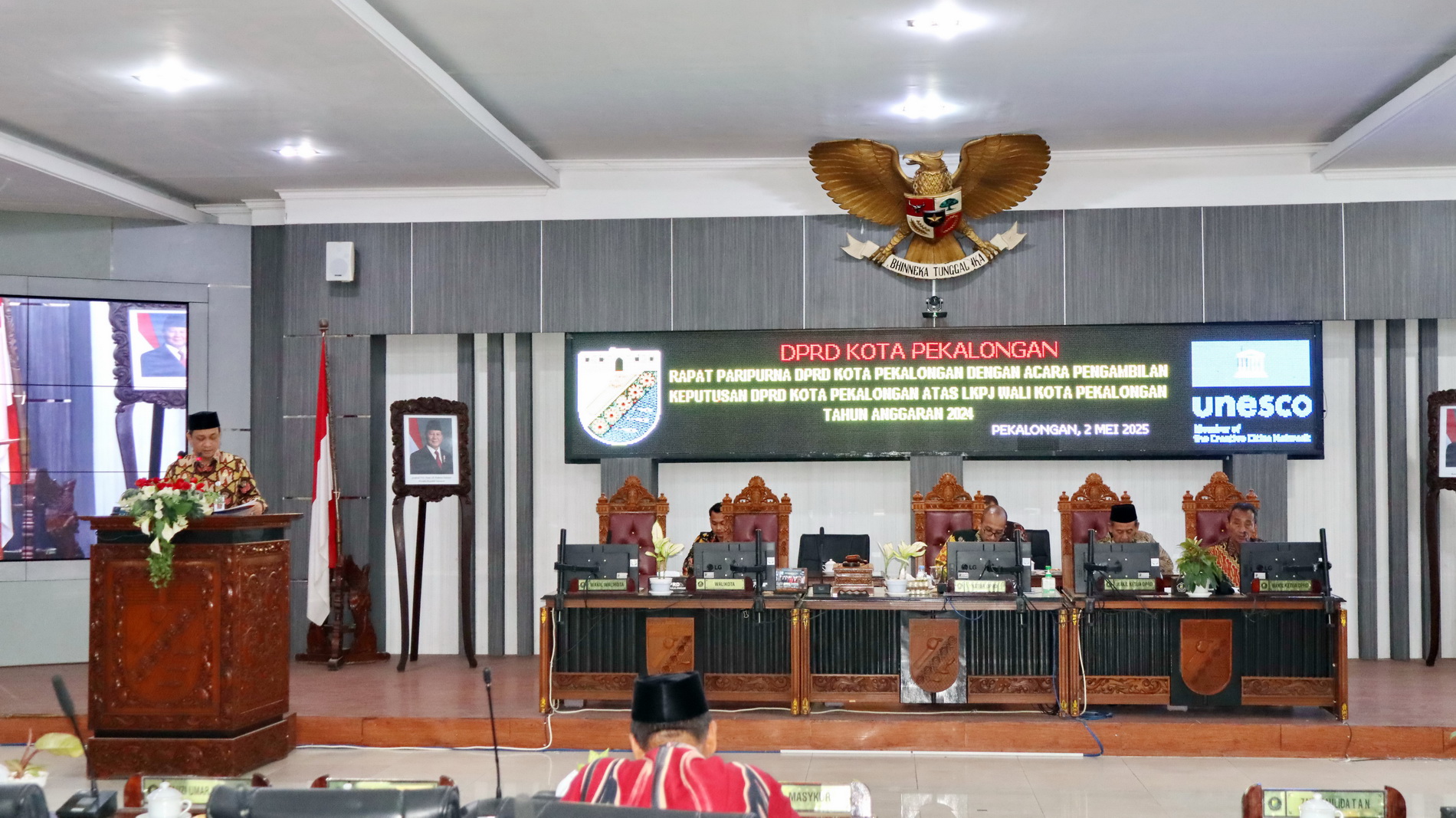 PAPARAN - Walikota Pekalongan HA Afzan Arslan Djunaid saat berikan paparan saat Rapat Paripurna tentang LPKJ 2024, pada Jumat (2/5/2025).