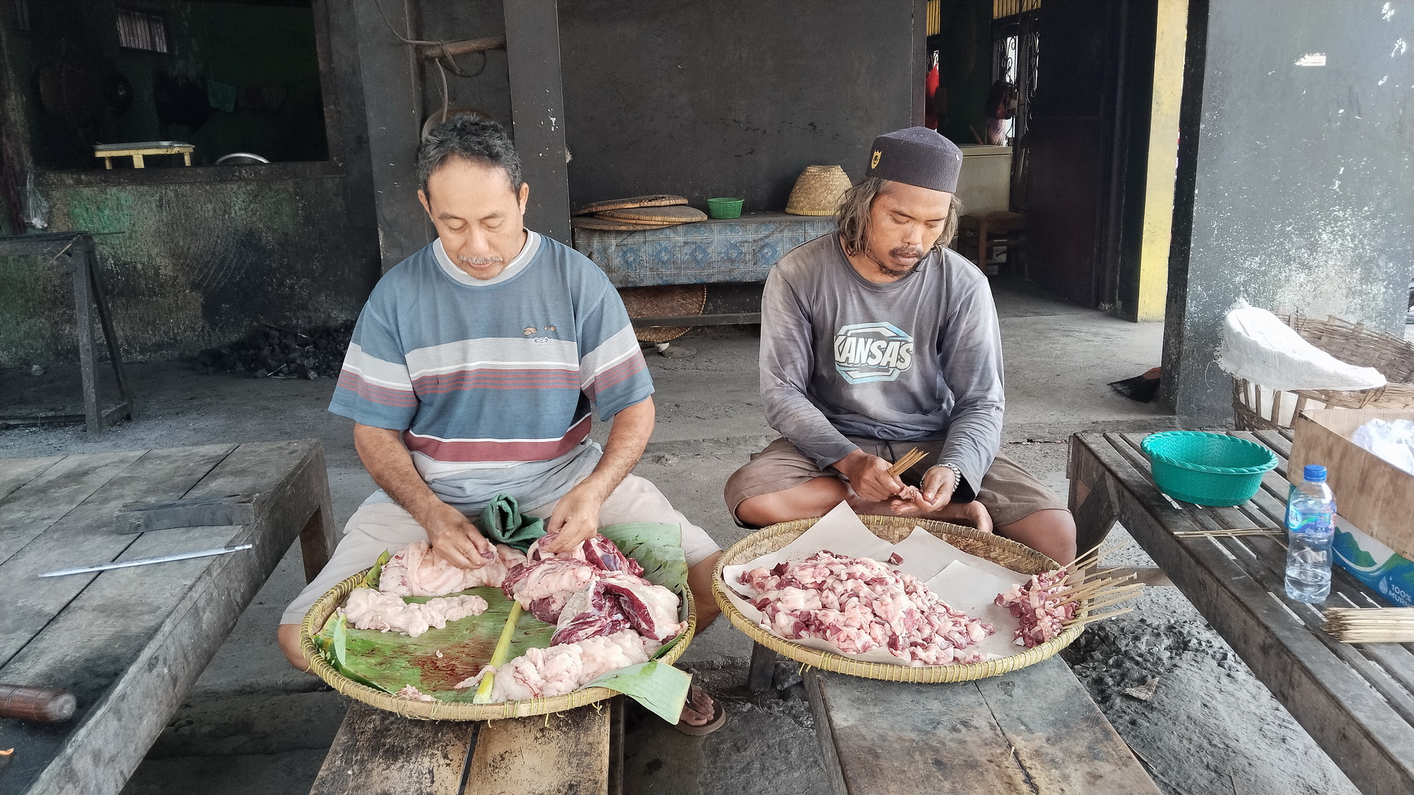 TUSUK SATE - Pemilik dan pengelola Warung Sae Raja Murah saat mengolah daging sebelum dibakar