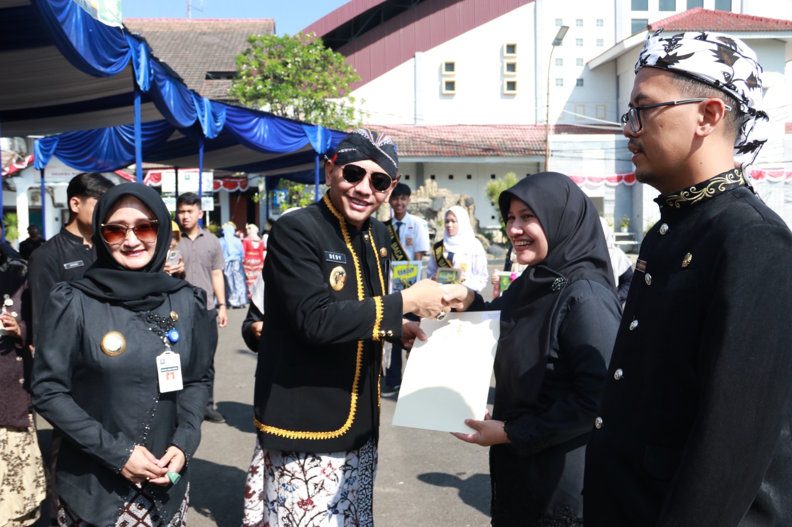 SERAHKAN - Wali Kota Tegal, Dedy Yon Supriyono serahkan piagam penghargaan kepada Kepala KPw Bi Tegal Bimala, usai upacara Hardiknas di Halaman Pendopo Ki Gede Sebayu, Jumat (2/5/2025).