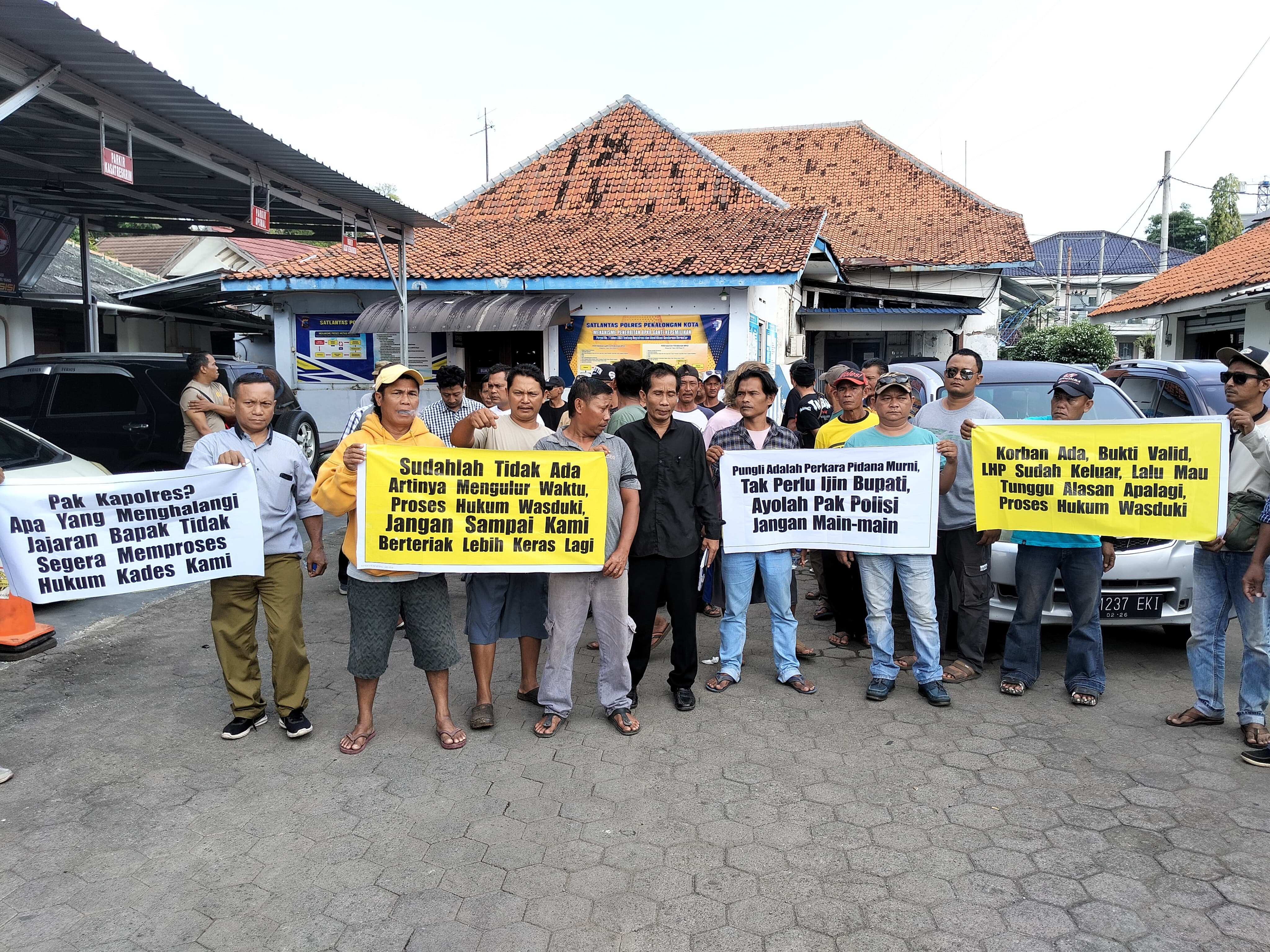 ASPIRASI - Warga Desa Wuled, Tirto, Kabupaten Pekalongan saat mendatangi Mako Satreskrim Polres Peklaongan kota, terkait aduan kasus pungli, Jumat (2/5/2025).