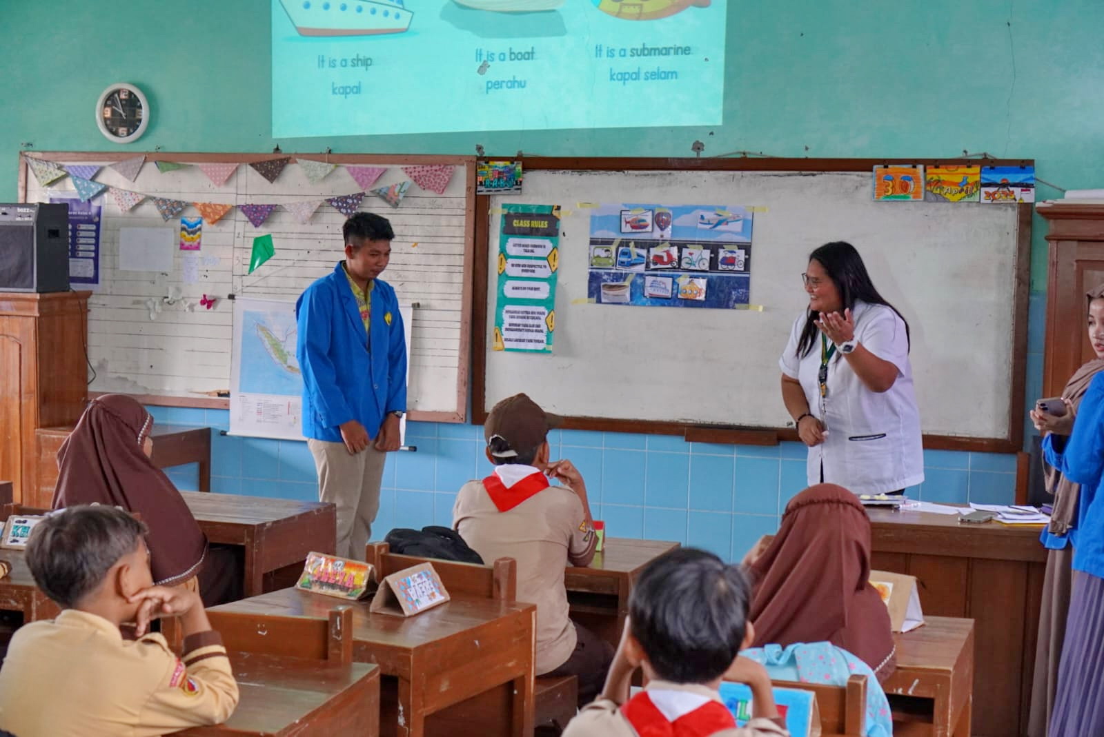 MENGAJAR - Ysabella mahasiswa tingkat akhir jurusan Pendidikan Dasar dari University of San Jose-Recoletos, Filipina saat mengajar di SDN Podosugih I, Jumat (2/5/2025).