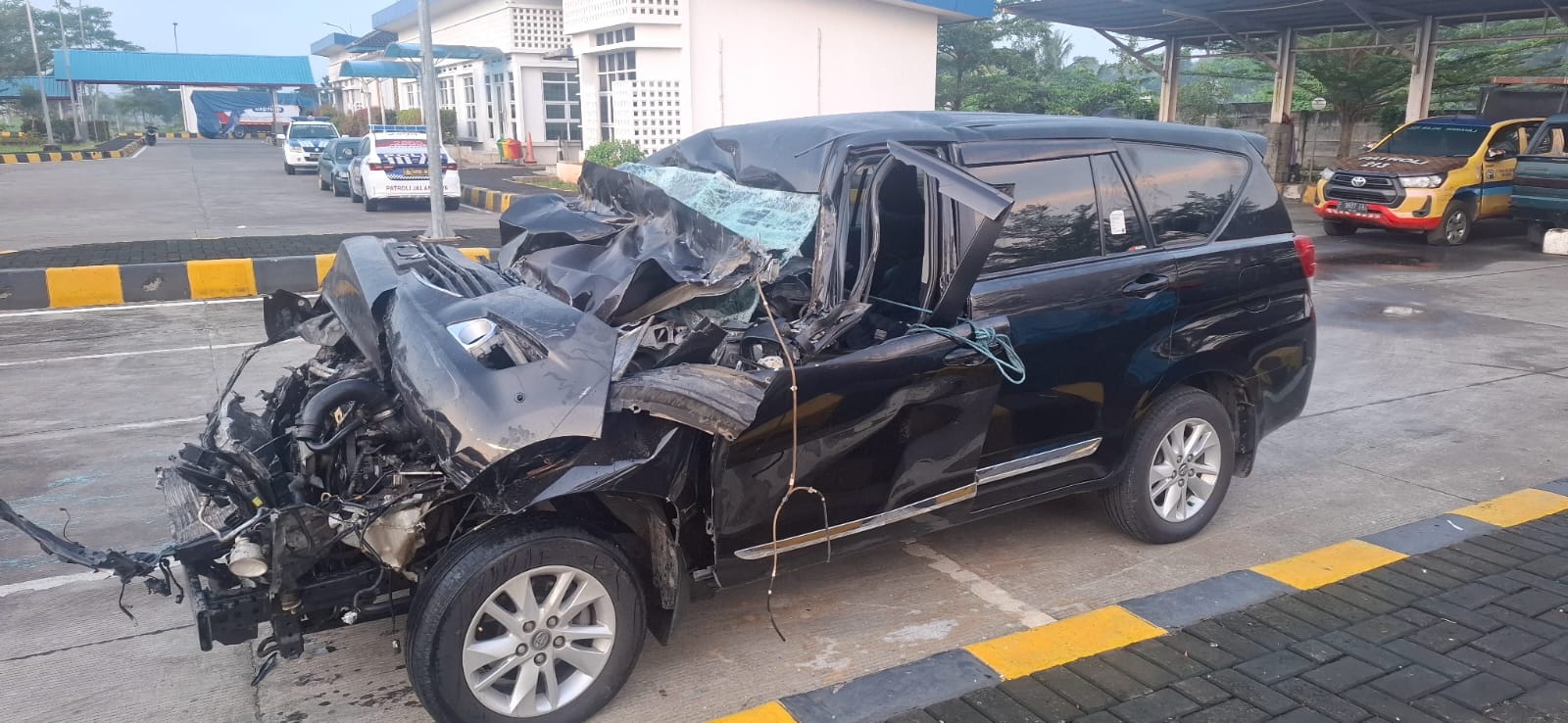 RINGSEK - Mobil yang hancur akibat lakalantas di Tol Pemalang yang dievakuasi Satlantas Polres Pemalang ke Pos setempat, Jumat (2/5/2025).