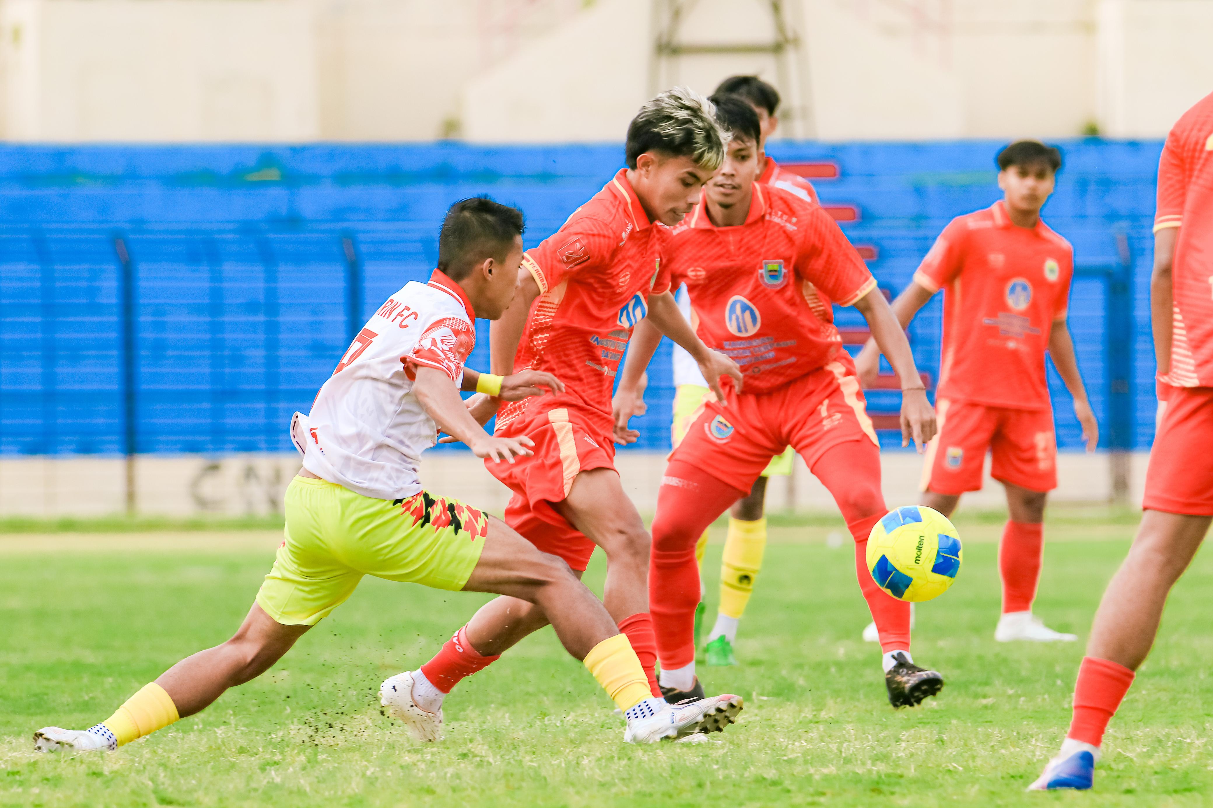 LAGA SERU: Pemain Persibat Batang saat membawa bola dalam laga melawan Harin FC.