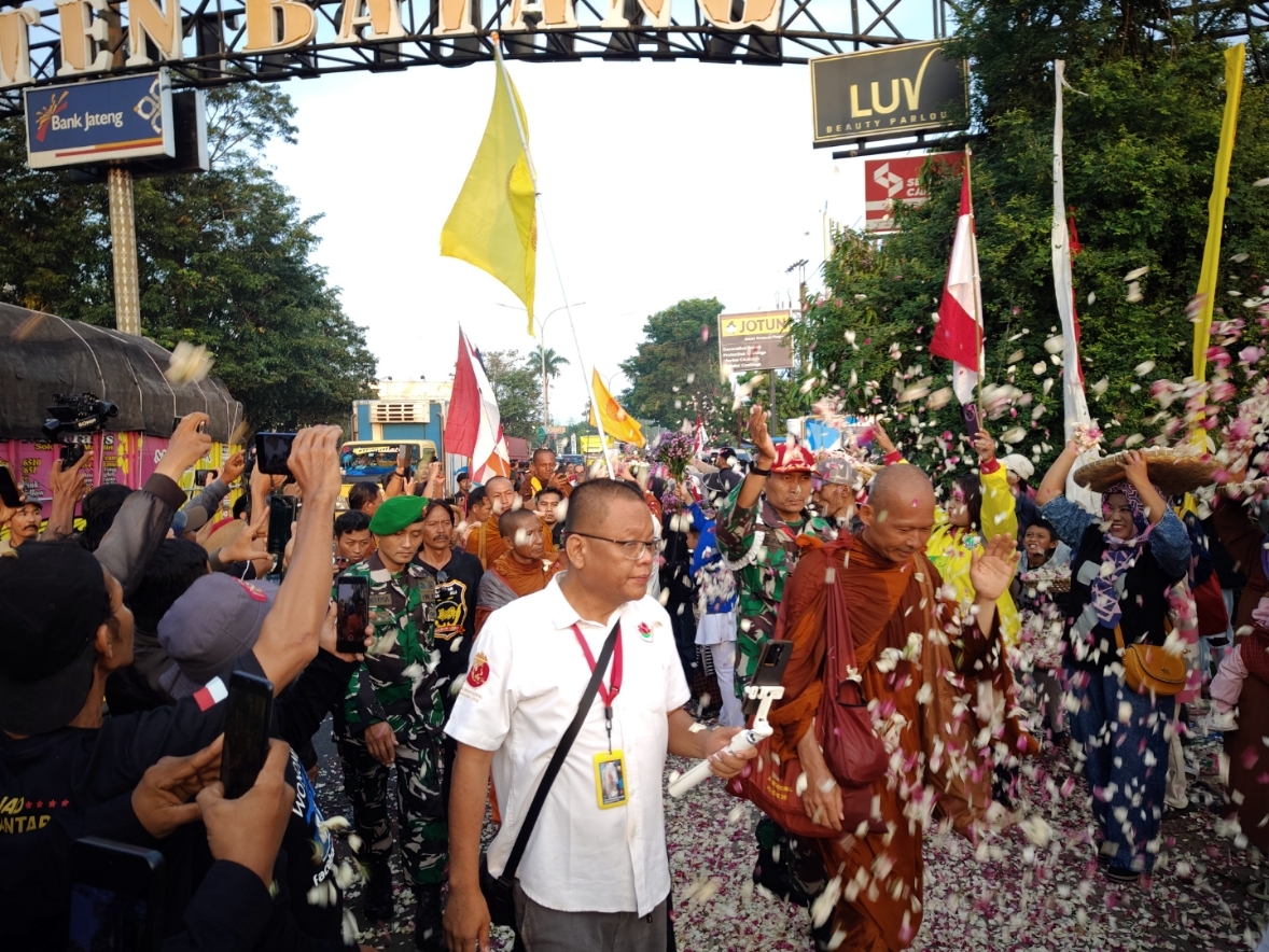 TABUR BUNGA: Warga Kabupaten Batang saat menyambut Biksu Thudong dengan taburan bunga beranekaragam.