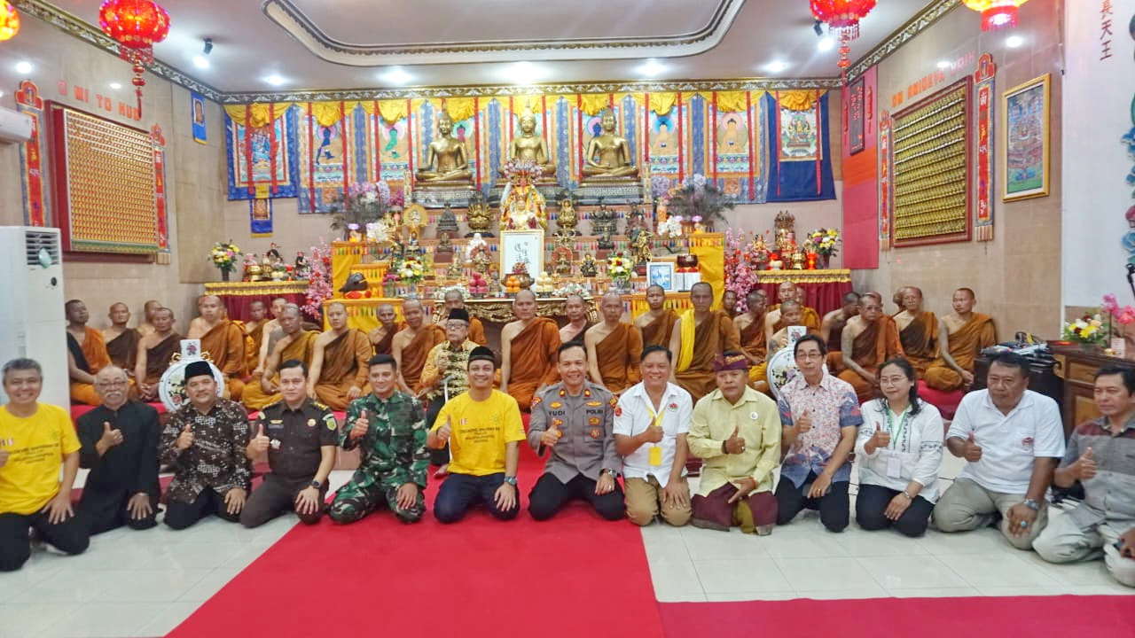 FOTO BERSAMA - Walikota Pekalongan HA Afzan Arslan Djunaid bersama&nbsp;jajaran Forkopimda dan FKUB, berfoto bersama biksu Thudong yang mampir, pada Sabtu siang (3/5/3035).