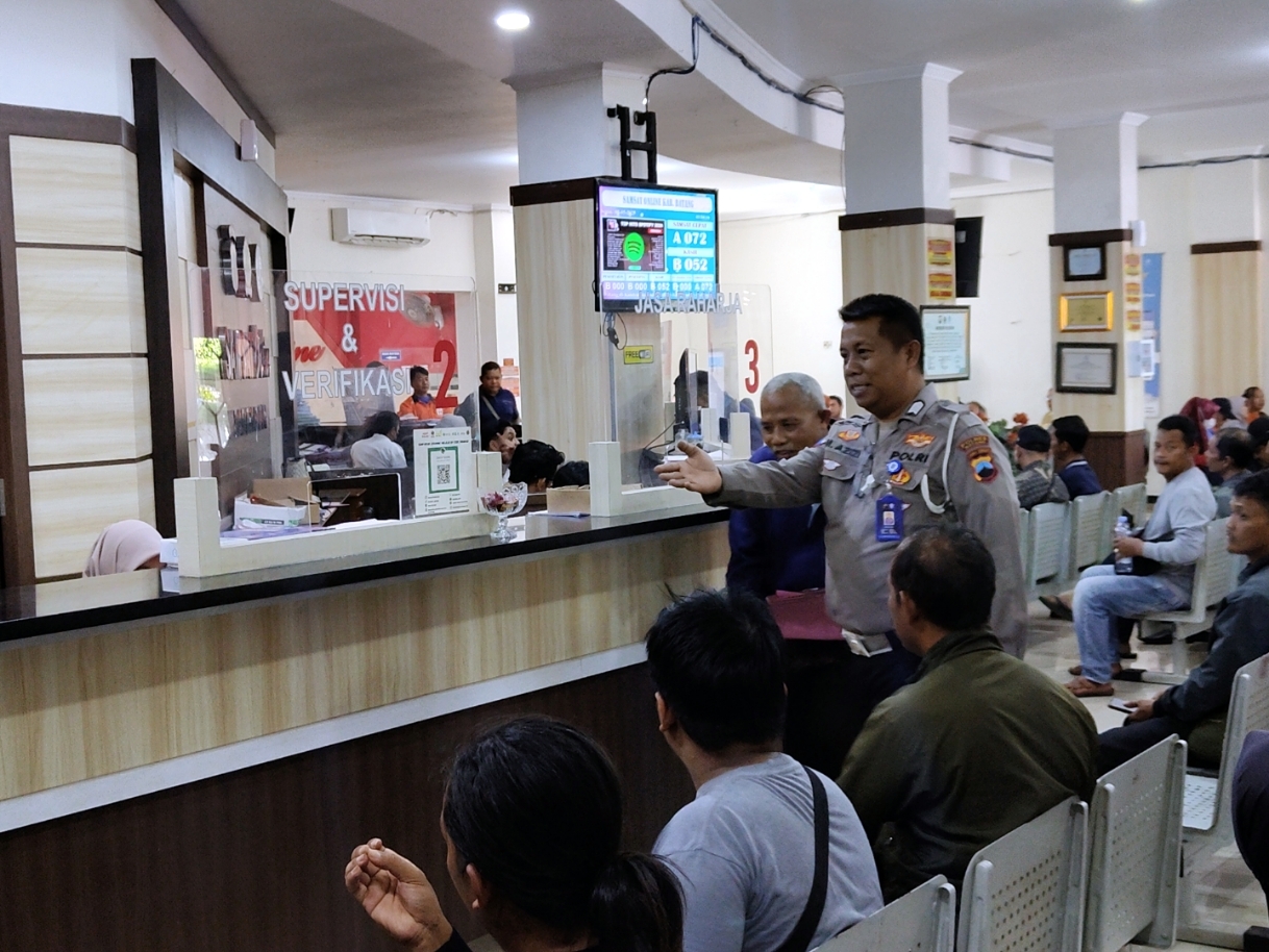 PEMUTIHAN: Suasana pelayanan di Samsat Batang yang dipenuhi masyarakat memanfaatkan pemutihan pajak kendaraan.