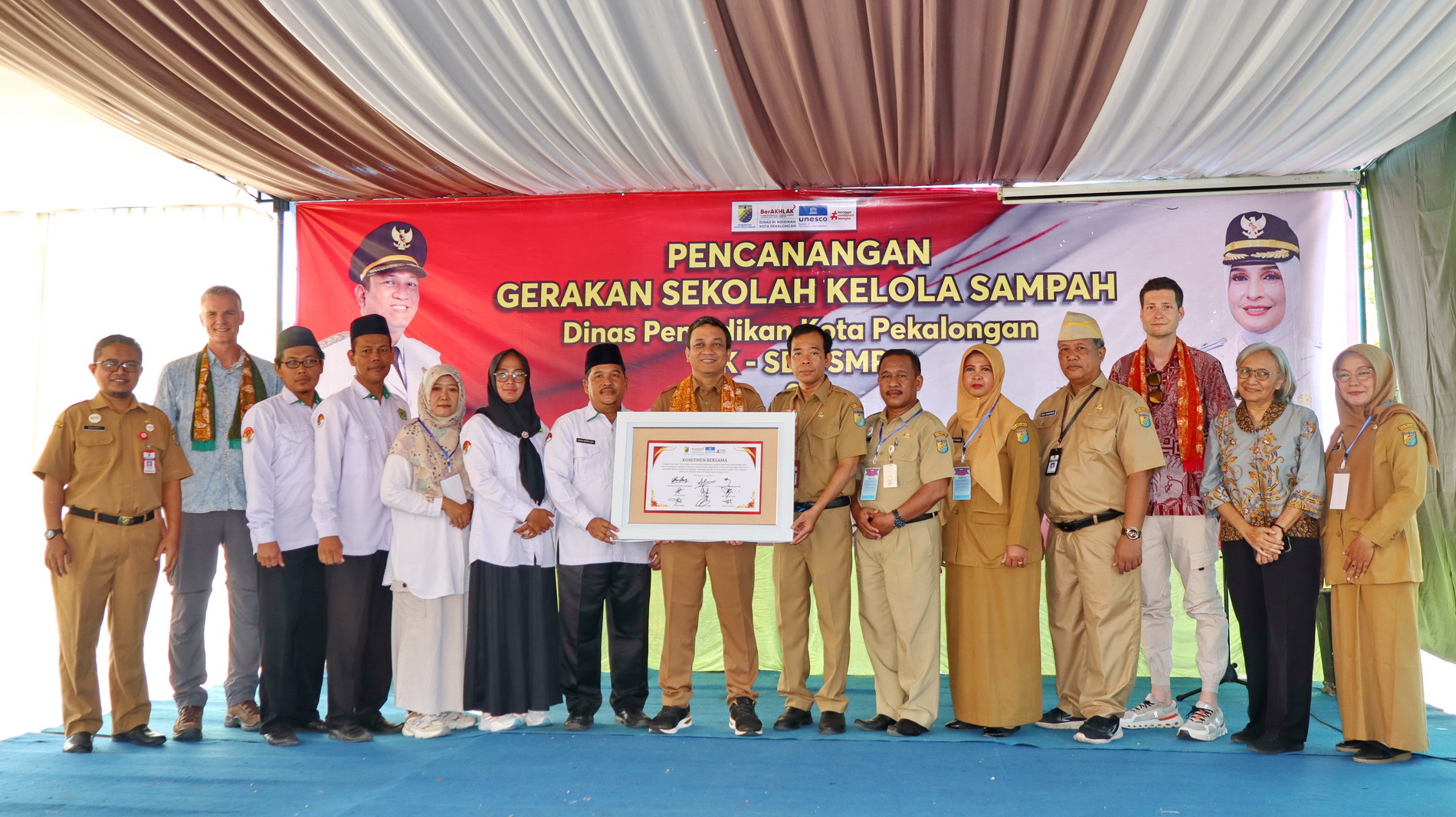 KOMPAK &ndash; Walikota Pekalongan HA Afzan Arslan Djunaid berfoto bersama dengan perwakilan sekolah dan penggiat sampah di Kota Pekalongan, usai pencanangan gerakan Sekolah Kelola Sampah, Senin (5/5/2025).