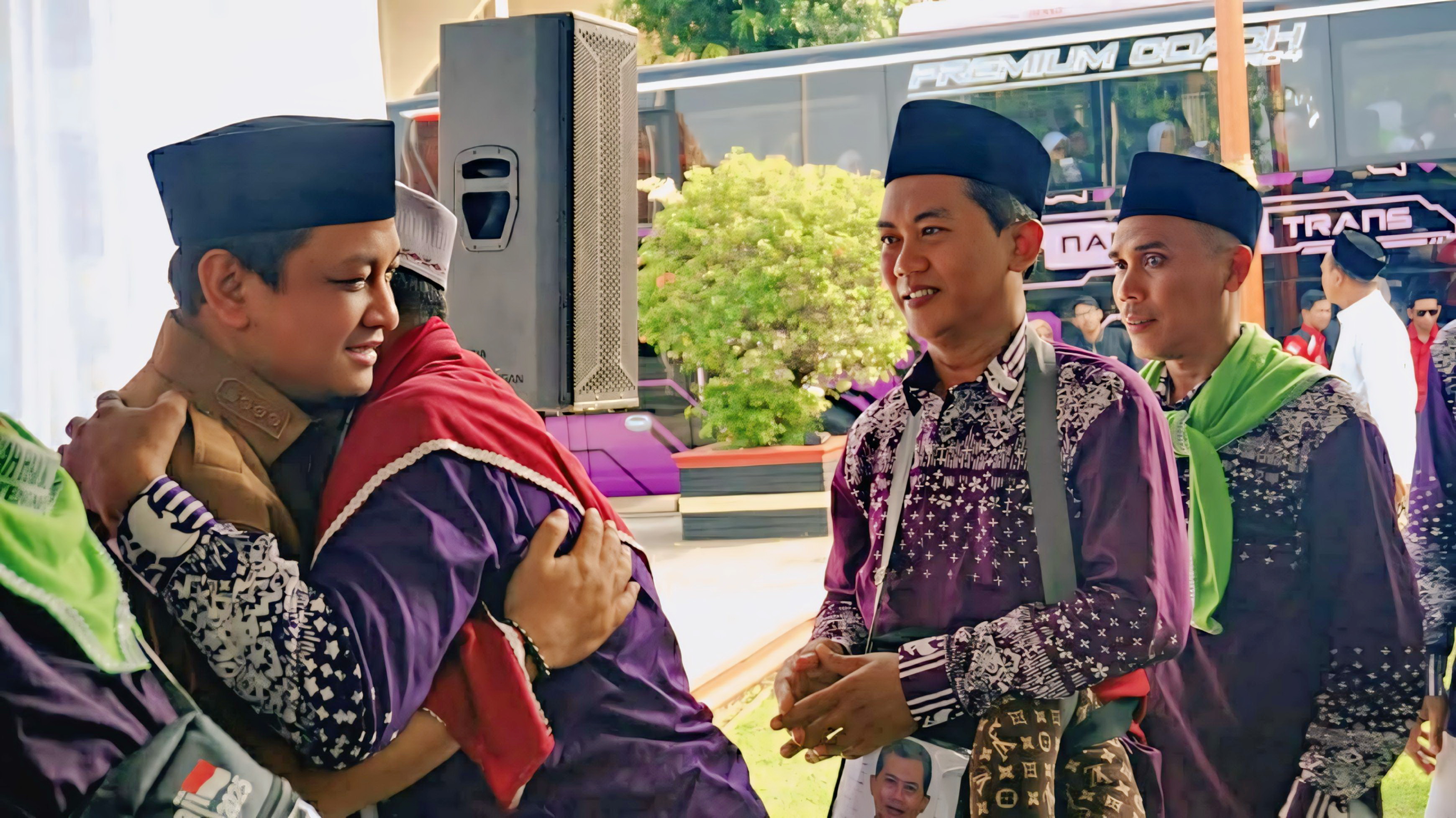 HARU - MELEPAS - Wali Kota Pekalongan HA Afzan Arslan Djunaid, saat menyapa jemaah calon haji asal Kota Pekalongan yang tergabung dalam Kloter 23 Selasa pagi (6/5/2025).