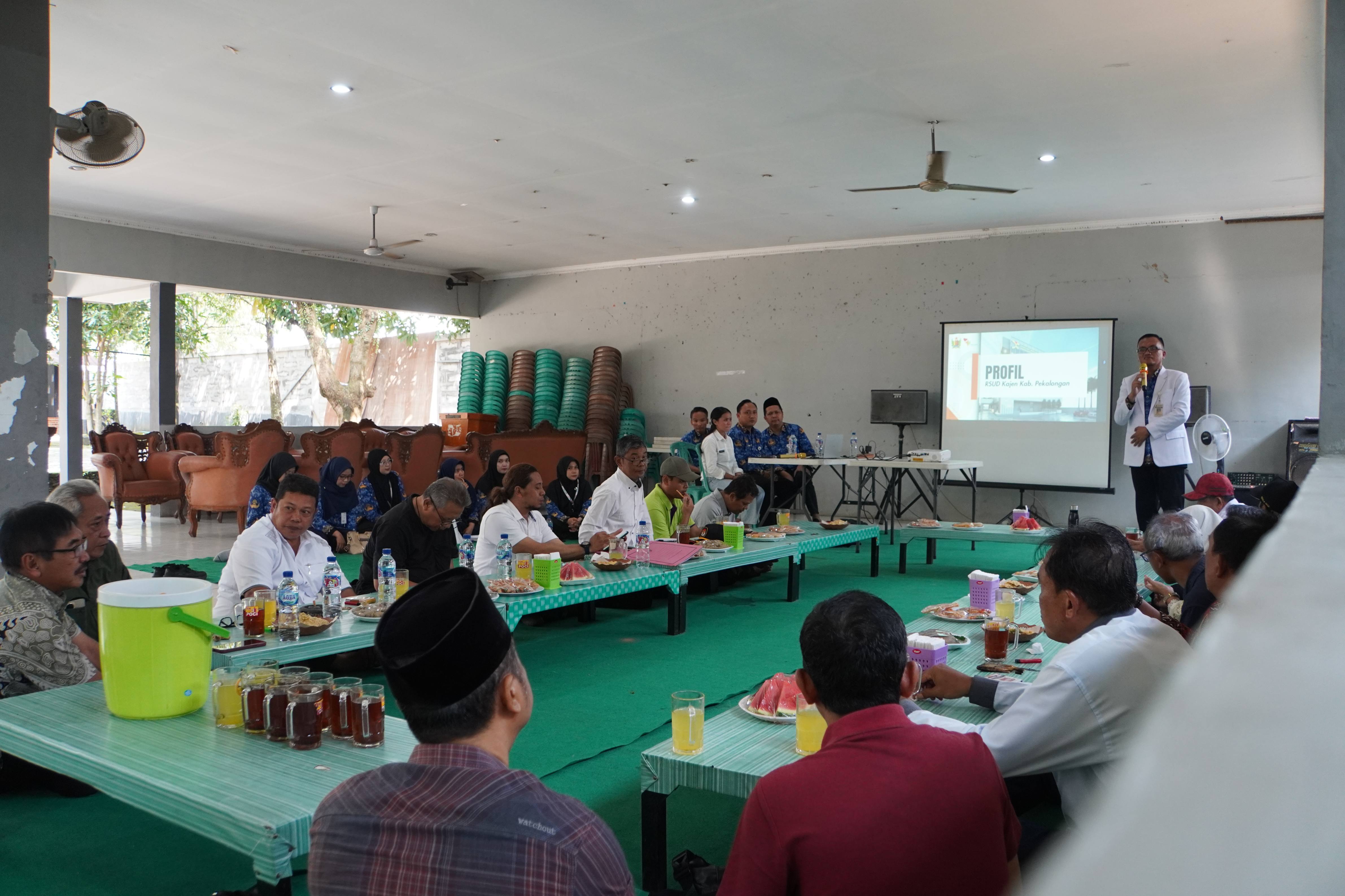 SOSIALISASI: Direktur RSUD Kajen dr. Imam Prasetyo ketika memaparkan sosialisasi di hadapan paguyuban kades, beberapa waktu lalu.