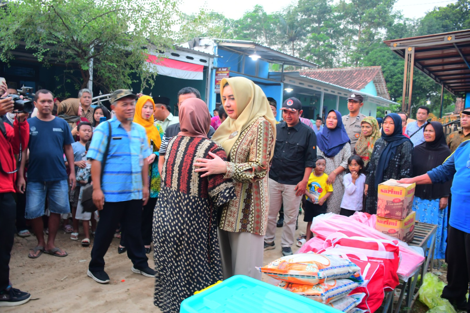 PEDULI: Bupati Pekalongan Fadia Arafiq saat meninjau langsung kondisi korban kebakaran dan menyerahkan bantuan, di Dukuh Pesantunan, Kecamatan Kedungwuni, Selasa (6/5/2025).
