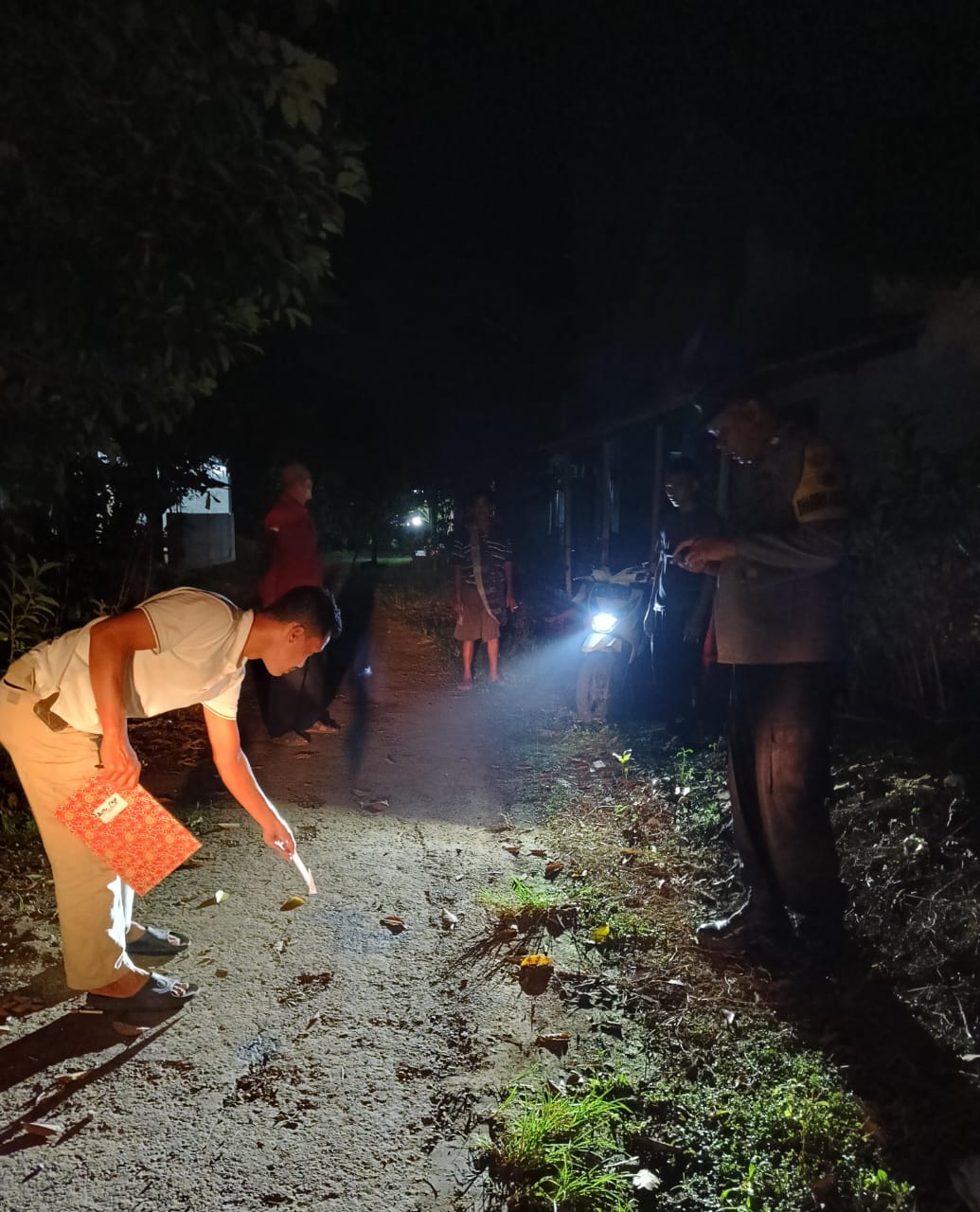 OLAH TKP: Petugas kepolisian saat melakukan olah tempat kejadian perkara (TKP) di Desa Legokgunung, Kecamatan Wonopringgo, Kabupaten Pekalongan.