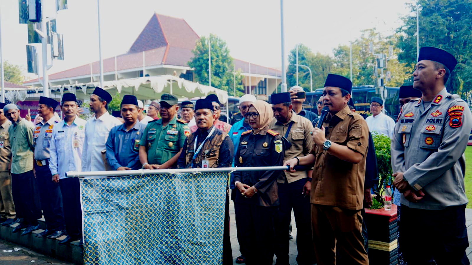 MELEPAS - Walikota Pekalongan HA Afzan Arslan Djunaid, secara resmi melepas keberangkatan ratusan jemaah calon haji asal Kota Pekalongan yang tergabung dalam Kloter 23 Selasa pagi (6/5/2025).