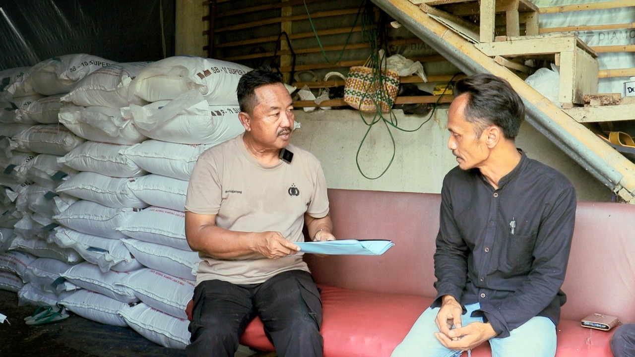 BERDAYAKAN - Tidak ingin untung sendiri AKP Totok Purwantoro ajak warga sekitar kerja di peternakan dan beri bantuan kepada warga sekitar.