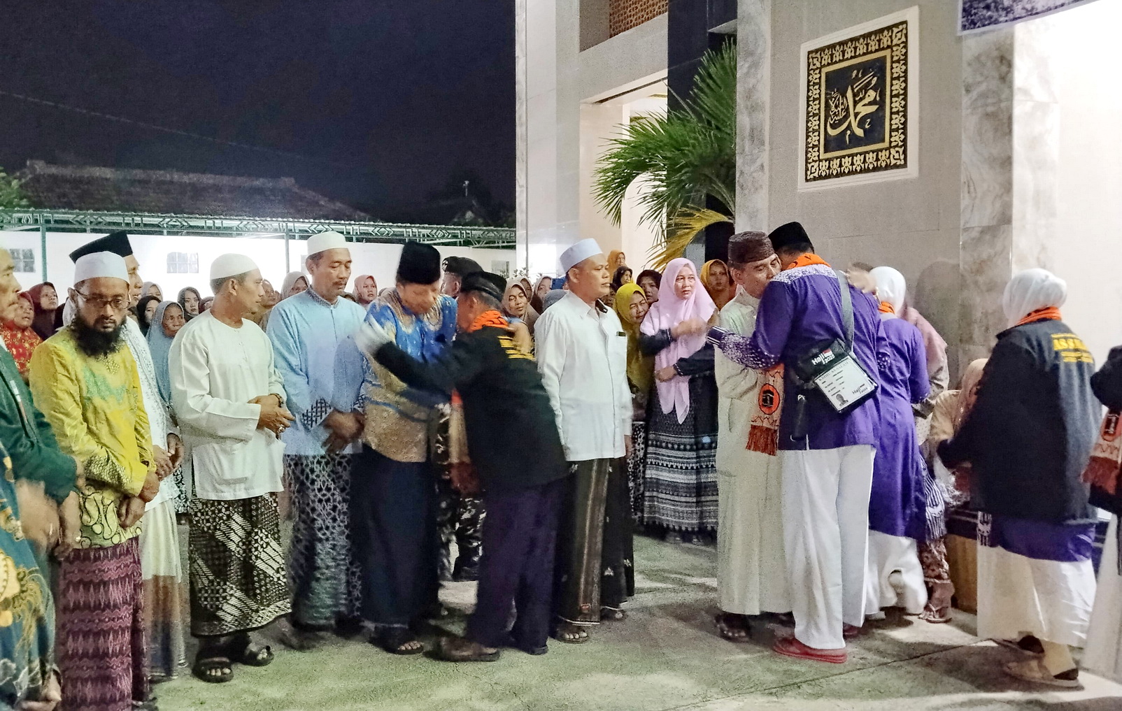 PENUH HARU - Ratusan warga Desa Gringsing saat melepas calon Jamaah Haji dari Desa setempat di Masjid Al-A