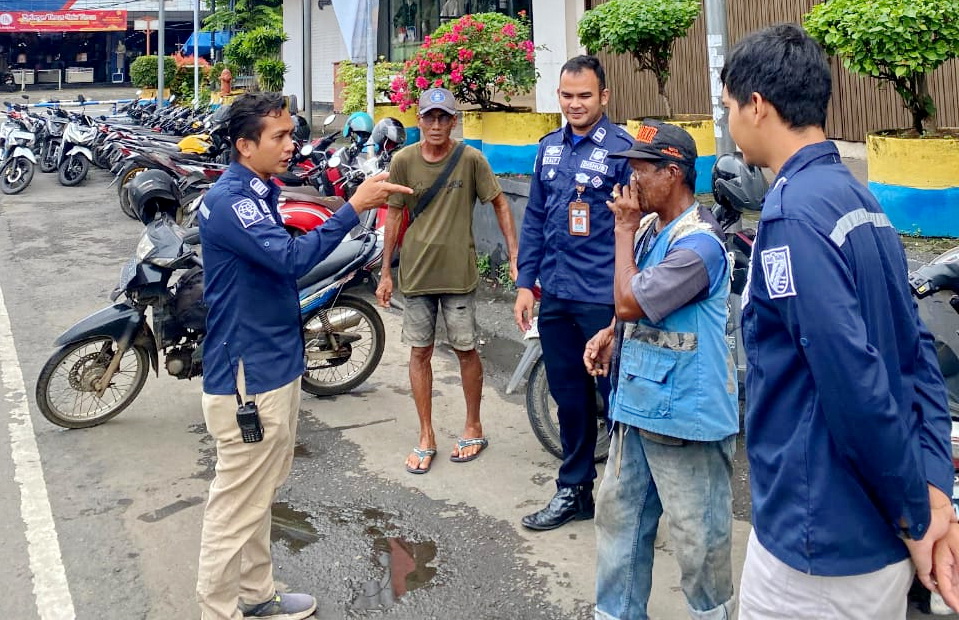 TERTIBKAN - Tim Dinhub Kota Pekalongan saat menertibkan jukir di wilayah setempat baru-baru ini.