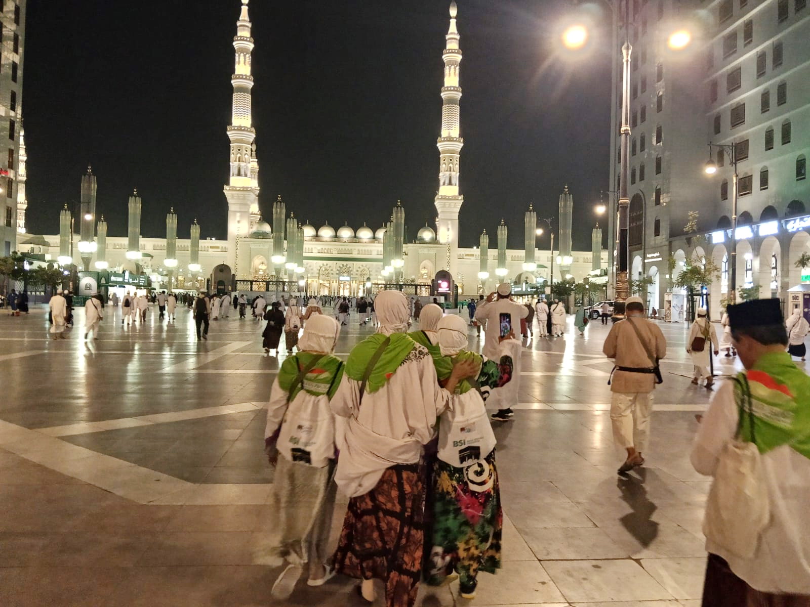 IBADAH - Jemaaah calon haji asala Kota Pekalongan nampak akan beribadh solat wajib di Masjib Nabawi Madinah.