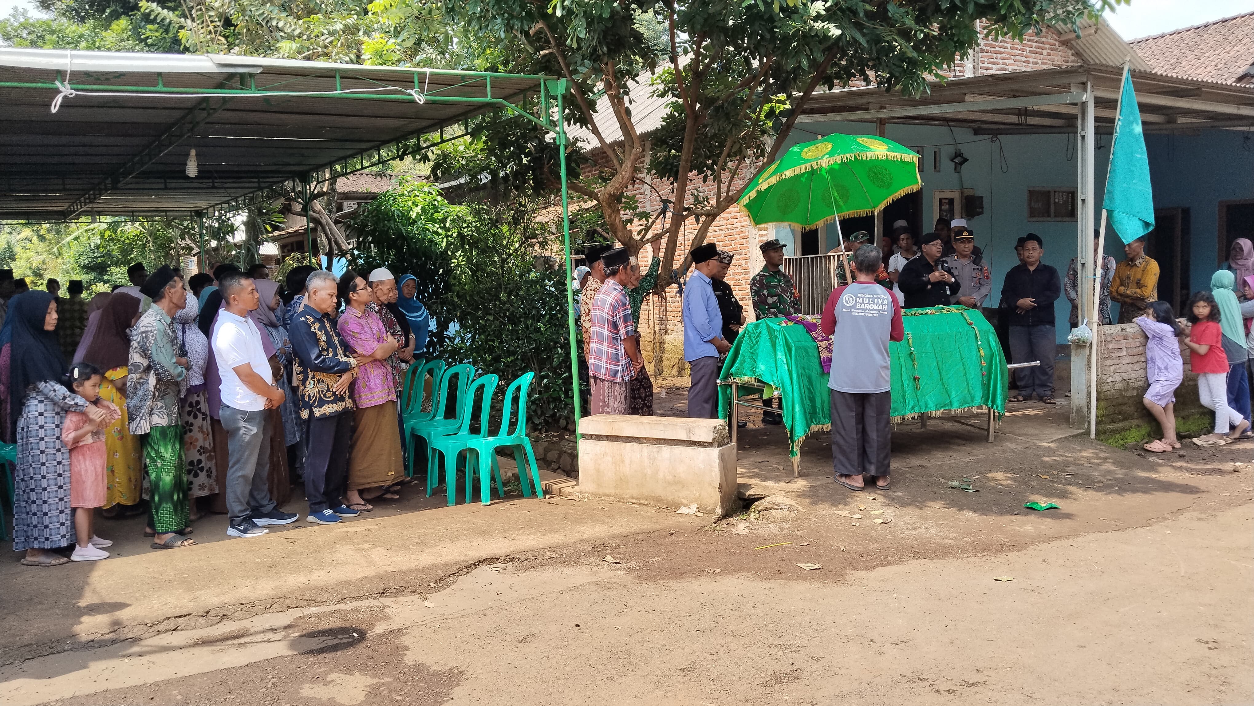 PEMAKAMAN - Warga Desa Kebumen, Tersono, Kabupaten Batang saat melakukan prosesi pemakaman,&nbsp;Viki Yudha Pratama (13) di rmah duka, pada Kamis (8/5/2025)