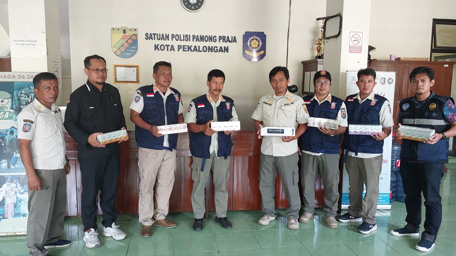 SITA - Tim gabungan Satpol PP Kota Pekaongan dan dari Bea Cukai Tegal menunjukkan rokok ilegal yang disita, di Kantor Satpol PP Kota Pekalongan, Kamis (8/5/2025).