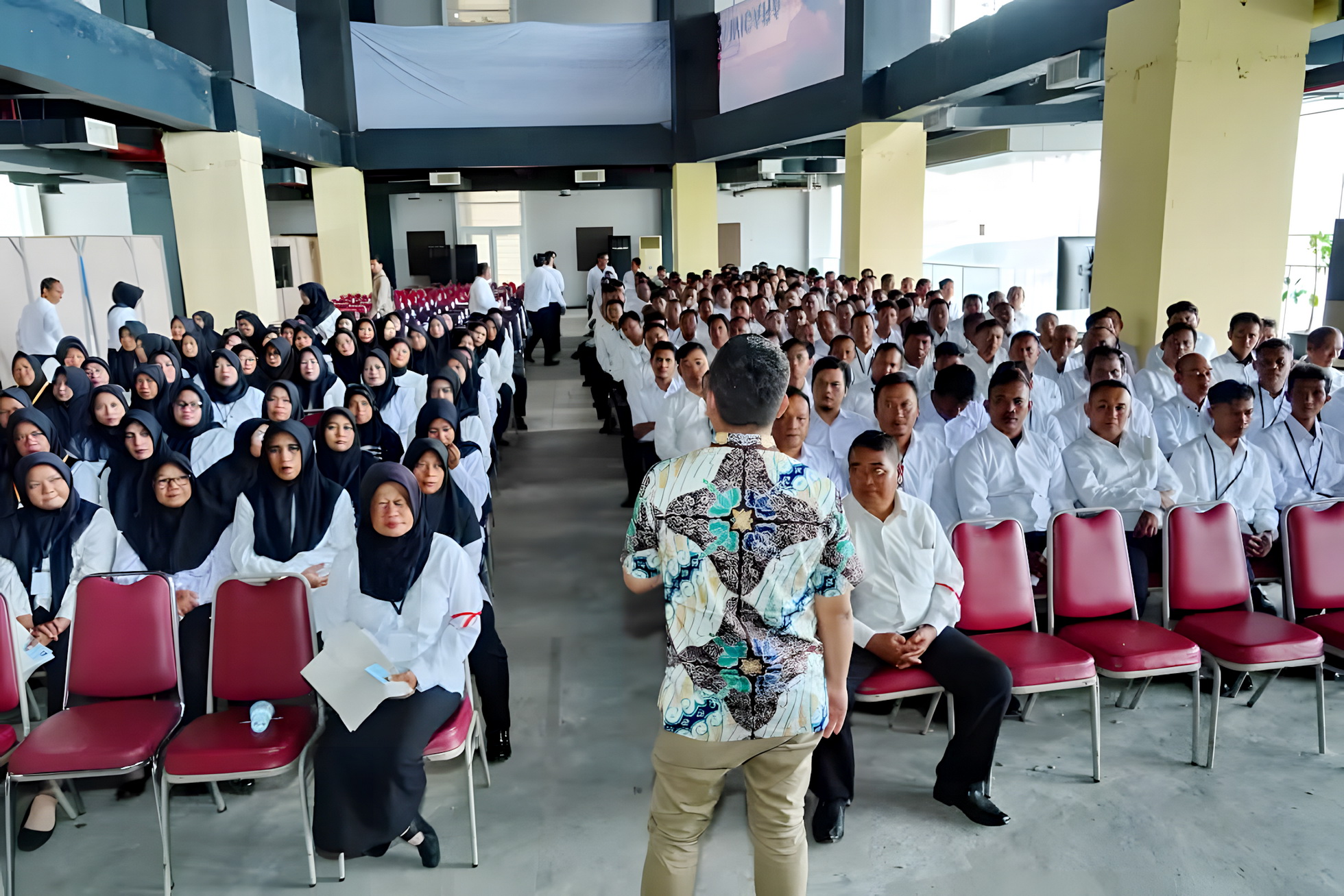 PENGARAHAN - Walikota Pekalongan HA Afzan Arslan Djunaid saat berikan pengarahan kepada peserta seleksi PPPK Pemkot Pekalongan beberapa Waktu kemarin di Semarang.