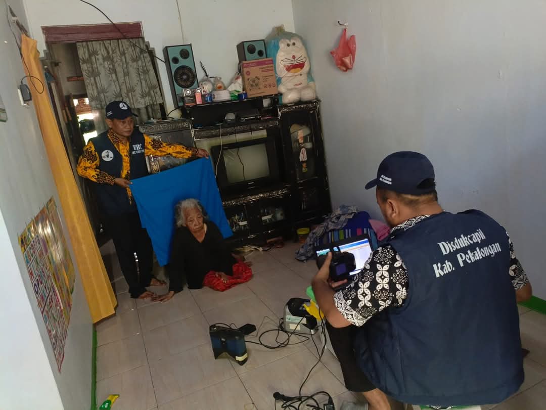 JEMPUT BOLA: Tim Unit Reaksi Cepat Dindukcapil Kabupaten Pekalongan saat melakukan jemput bola perekaman E-KTP di rumah warga lumpuh, Desa Kebunrowopucang, Kecamatan Karangdadap.