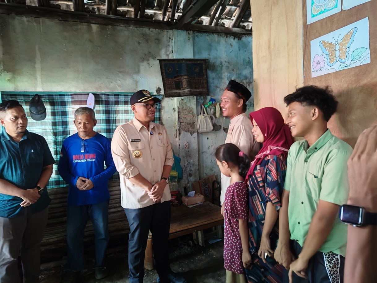 BANTUAN: Bupati Batang M Faiz Kurniawan saat meninjau rumah tidak layak huni yang akan diberi bantuan RTLH.