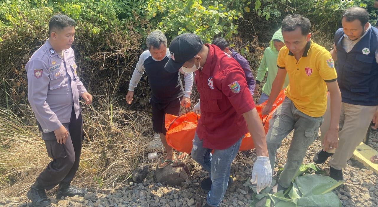 EVAKUASI - Jenazah Sair pemacing asala Pecalungan saat dievakusi, usai tertabrak&nbsp;Argo Sindoro&nbsp;di sebelah timur Stasiun Plabuan, Desa Ketanggan, Kecamatan Gringsing,&nbsp;Jumat pagi (9/5/2025).