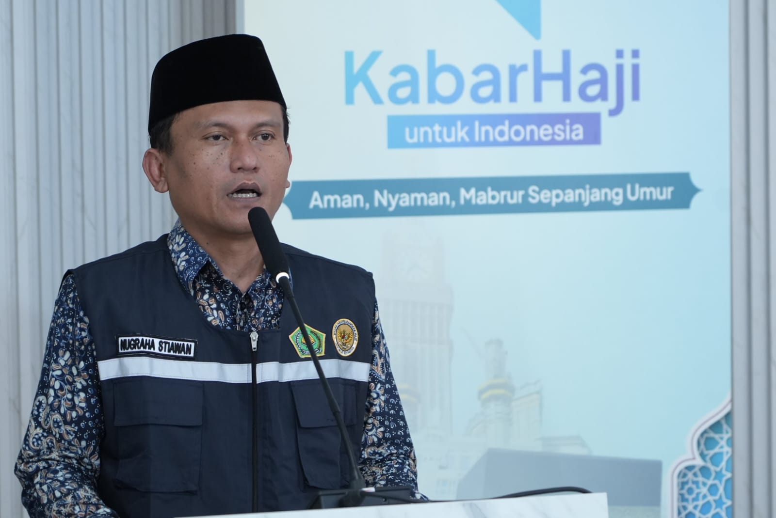 BERI KETERANGAN : Direktur Bina Umrah dan Haji Khusus, Nugraha Stiawan, dalam konferensi pers operasional haji hari ke-9 di Jakarta, Jumat (9/5/2025).