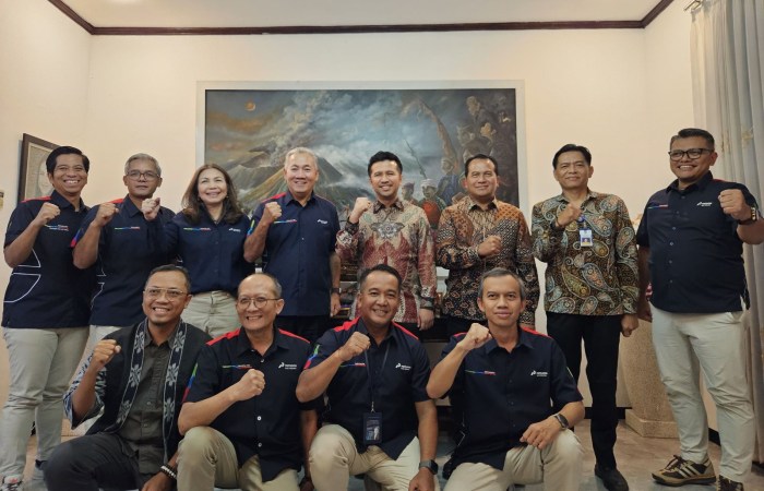 SILATURRAHIM : Direktur Utama PGN, Arief S. Handoko didampingi Direktur Komersial PGN Ratih Esti Prihatini beserta jajaran bersilaturahmi ke Wagub Jatim Emil Elestianto Dardak di Surabaya.