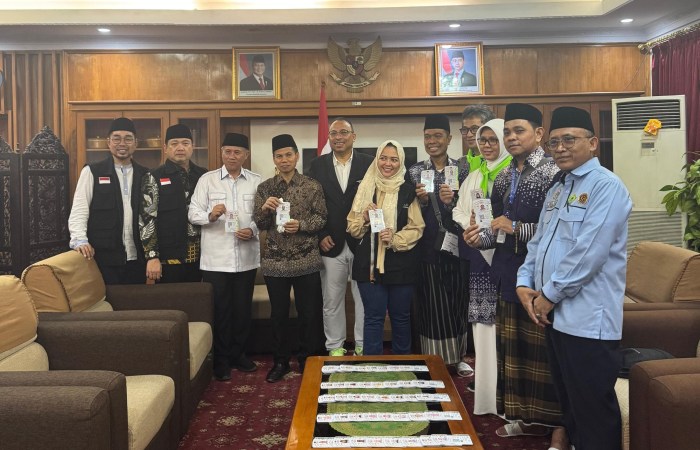 KARTU NUSUK : Direktur Pelayanan Haji Dalam Negeri Kemenag Muhammad Zain, Kepala Kantor Kemenag Kota Jakarta Pusat, Provinsi DKI Jakarta, Affan Sofwan membagikan kartu nusuk.