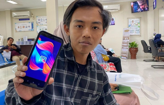 SEMAKIN MUDAH : Slamet, 47, warga Magelang, memanfaatkan layanan BPJS Kesehatan dengan mudah lewat aplikasi Mobile JKN.