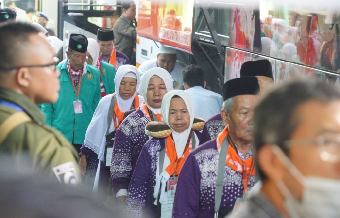 TERBANG PERDANA : Jemaah haji asal embarkasi Jakarta Pondok Gede (JKG-01) terbang perdana menuju Bandara Amir Mohammad bin Abdulaziz (AMMA) Madinah.