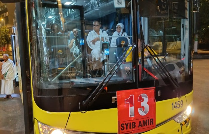 LAYANAN 24 JAM : Jemaah haji Indonesia memanfaatkan layanan gratis bus Shalawat untuk transportasi pergi ke Masjidil Haram dan kembali ke hotel tempat penginapan.