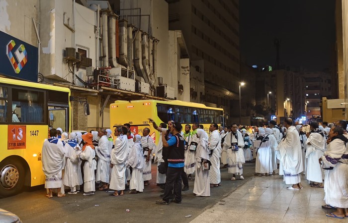 LAYANAN 24 JAM : Jemaah haji Indonesia memanfaatkan layanan gratis bus Shalawat untuk transportasi pergi ke Masjidil Haram dan kembali ke hotel tempat penginapan.