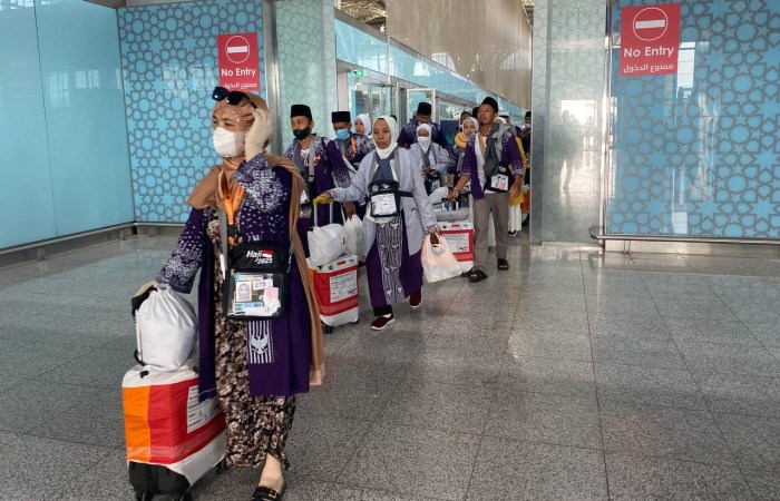 JALUR CEPAT : ratusan jemaah haji embarkasi Jakarta Pondok Gede (JKG) melewati jalur fast track di Bandara AMAA Madinah, Arab Saudi, Jumat 2 Mei 2025 pukul 07.15 WAS.