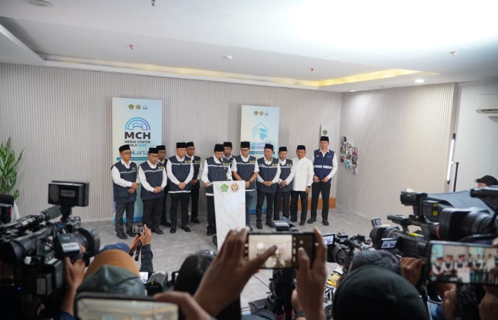 LEPAS JEMAAH HAJI : Menag Nasaruddin Umar menegaskan seluruh petugas dan layanan haji di Madinah telah siap usai melepas kloter JKG-01 di Asrama Haji Pondok Gede, Jakarta, Kamis malam 1 Mei 2025.