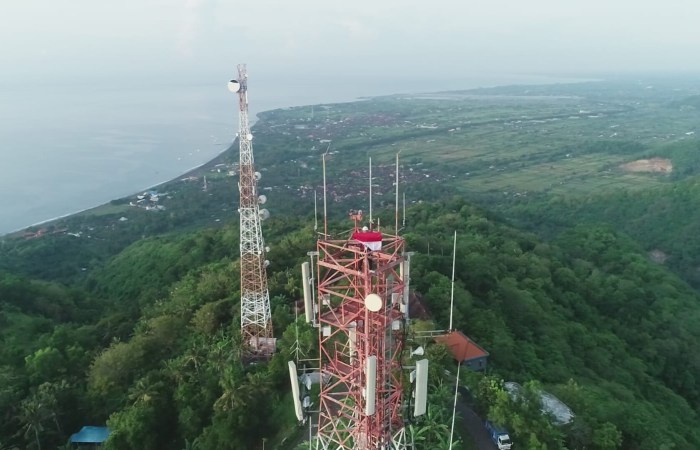 MENJULANG : BTS di puncak gunung memperluas coverage area jaringan telekomunikasi.