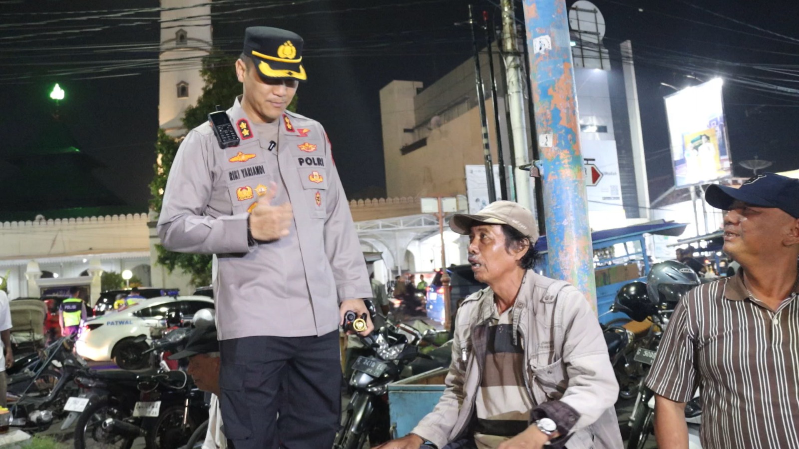 DIALOG -&nbsp;Kapolres Pekalongan Kota AKBP Riki Yariandi saat memimpin pasukan gabungan dalam rangka operasi Premanisme di wilayah Hukum Polres Pekalongan kota, Sabtu malam (10/5/2025).