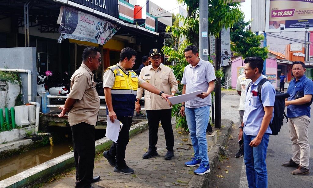 TINJAUAN: Bupati Batang M Faiz Kurniawan saat meninjau proyek pembangunan trotoar Jalan Yos Sudarso.